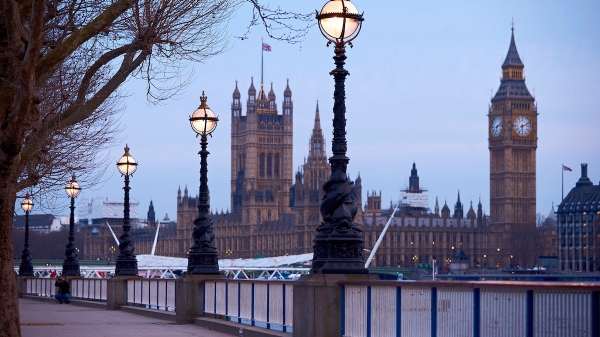 A image of a castle and Big Ben in London.